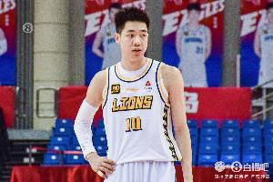 没有准心!朱俊龙半场6投全丢&靠罚球拿到2分 另有4前场板2助