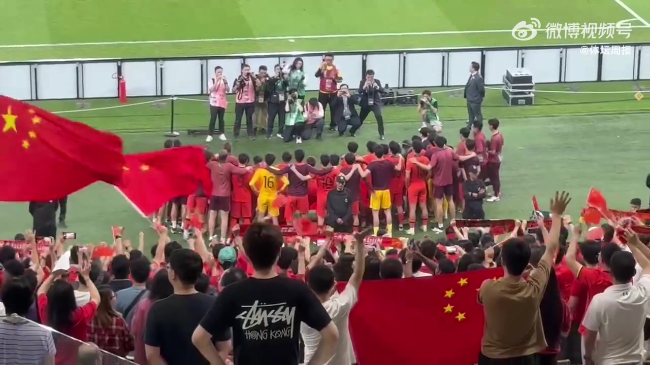 竞技宝电竞社区-最佳第十二人！决赛后U23国足队员与现场球迷合影留念