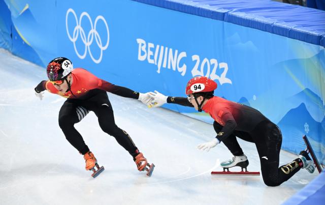 竞技宝热门联赛-有惊无险！中国队摔倒无碍晋级男子5000米接力决赛