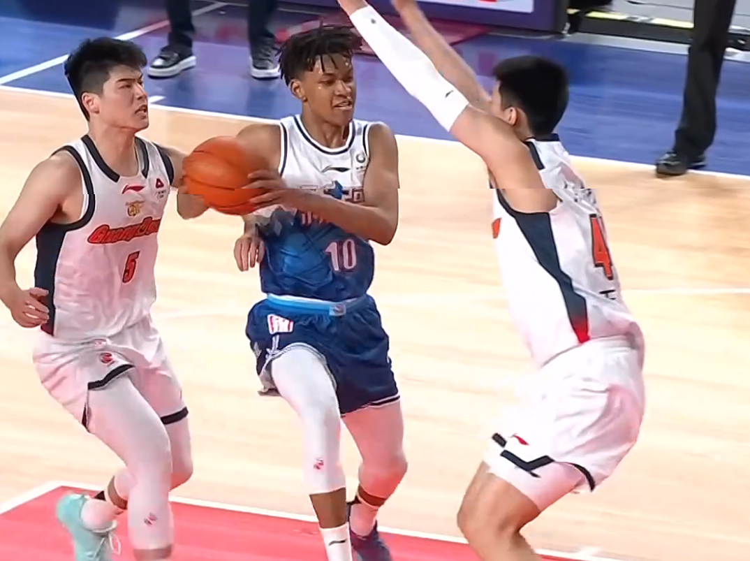 竞技宝官网平台-气势如虹！广东完美压制新疆，胡明轩三分建功，麦考尔首秀满分